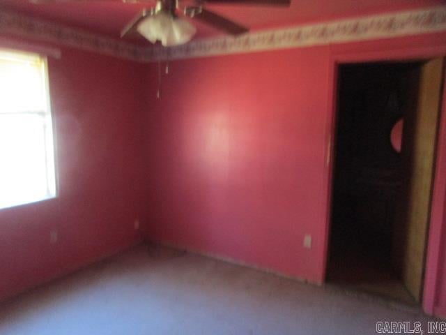 unfurnished room featuring ceiling fan