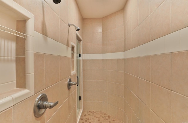 bathroom featuring tiled shower