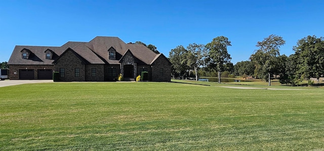 view of front of property featuring a front yard and a garage