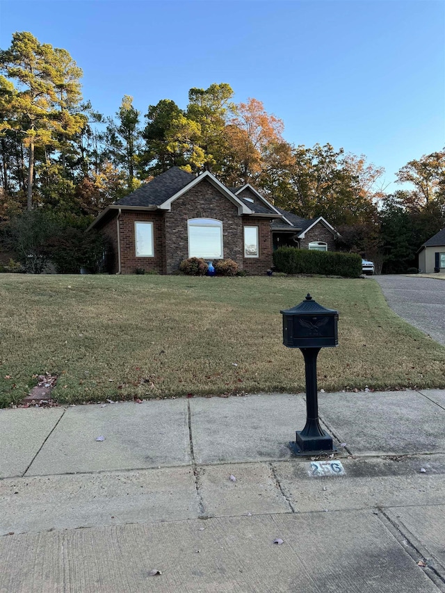 view of front of house featuring a front yard