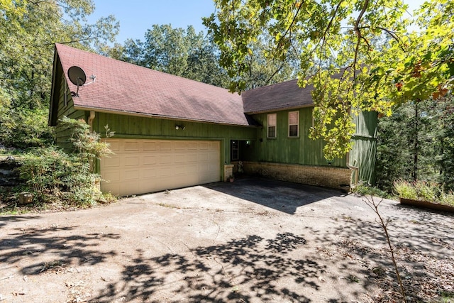 view of front facade featuring a garage