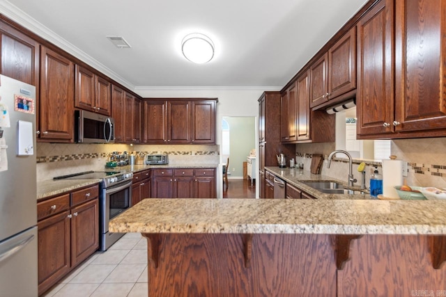 kitchen with tasteful backsplash, sink, kitchen peninsula, stainless steel appliances, and ornamental molding