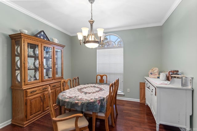 dining room featuring dark wood-type flooring, crown molding, and an inviting chandelier