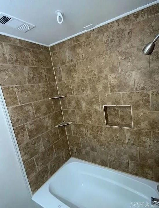 bathroom with tiled shower / bath