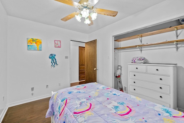 bedroom featuring dark hardwood / wood-style flooring, a textured ceiling, a closet, and ceiling fan