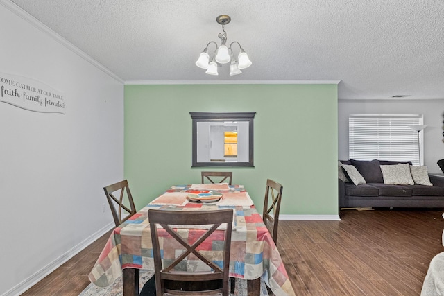 dining room featuring crown molding, hardwood / wood-style flooring, a textured ceiling, and an inviting chandelier