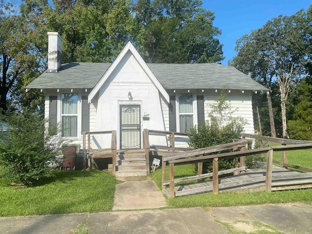 view of front of home with a front lawn