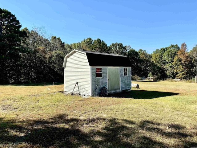 view of outdoor structure with a yard