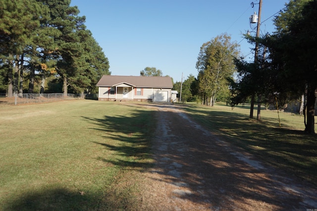 view of front facade featuring a front yard