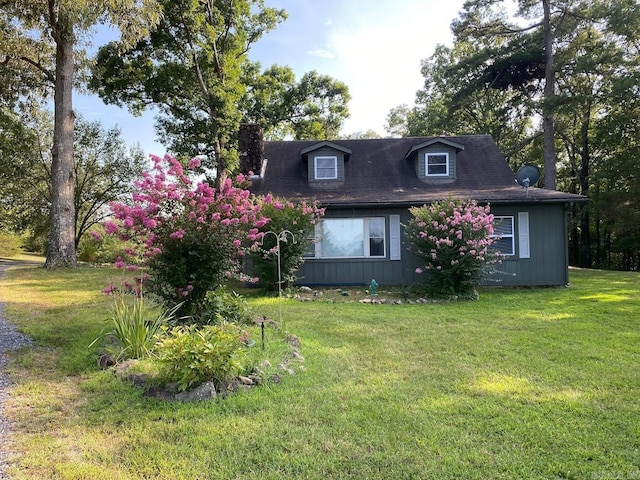 view of front of house with a front lawn