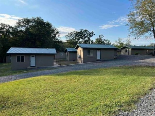 view of front of property featuring a front yard