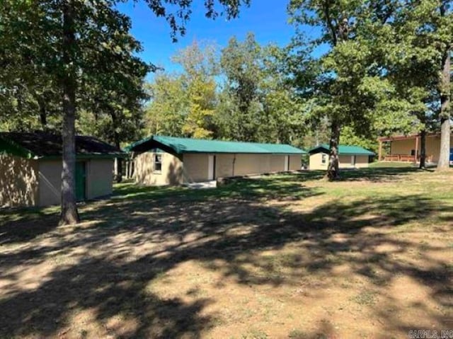 view of yard featuring a storage unit