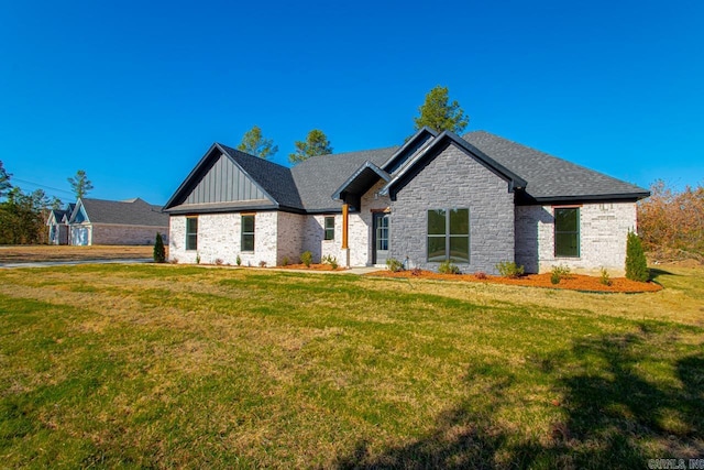 view of front of house featuring a front lawn