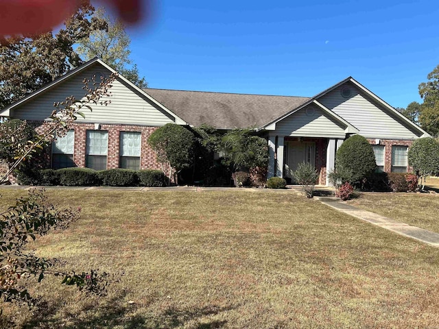 single story home featuring a front yard