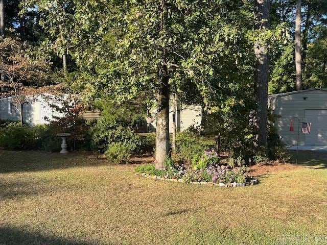 view of yard featuring a detached garage