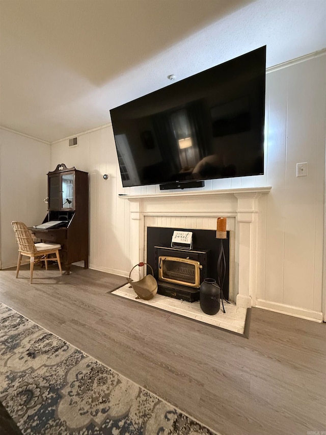 details featuring hardwood / wood-style flooring