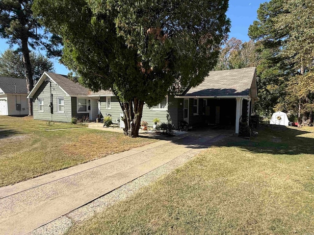 view of front of home featuring a front lawn and a garage