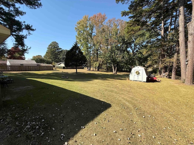 view of yard featuring a shed