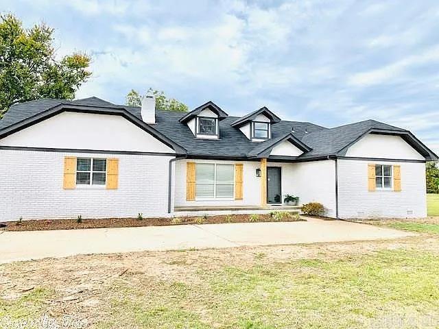 view of front of property with a front yard