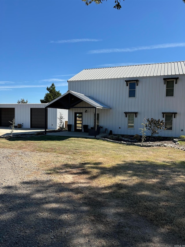 view of front facade with a front yard