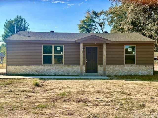 view of front of home with a front yard