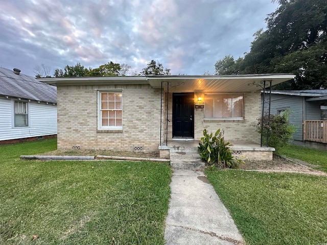 view of front of house with a front lawn