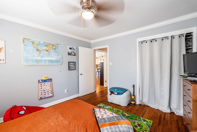 bedroom with ceiling fan, crown molding, and dark hardwood / wood-style floors