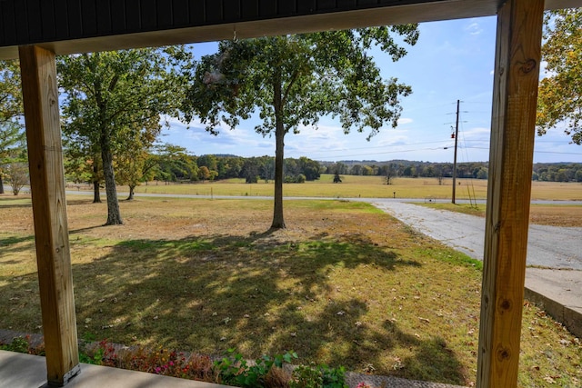 view of yard featuring a rural view