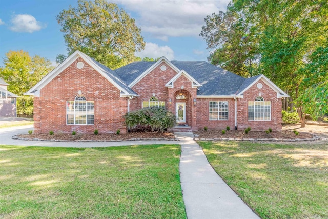 view of front of house featuring a front yard