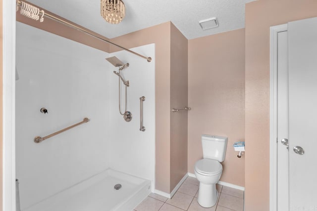 bathroom featuring toilet, tile patterned flooring, a shower, a chandelier, and a textured ceiling