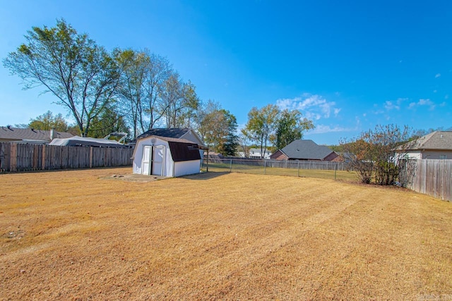 view of yard featuring a shed