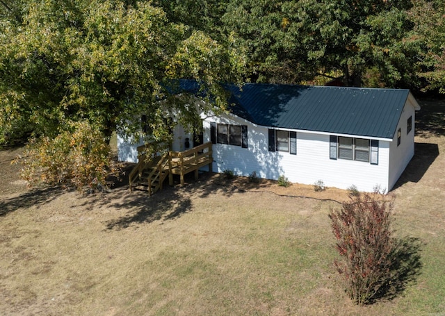 view of front of property featuring a front yard