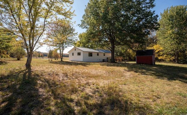 view of yard featuring a storage unit