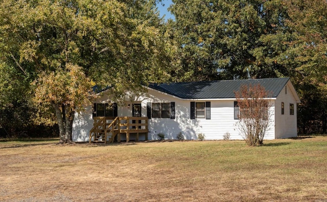 view of front of property with a front lawn