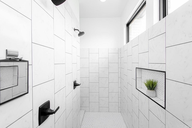 bathroom featuring a tile shower