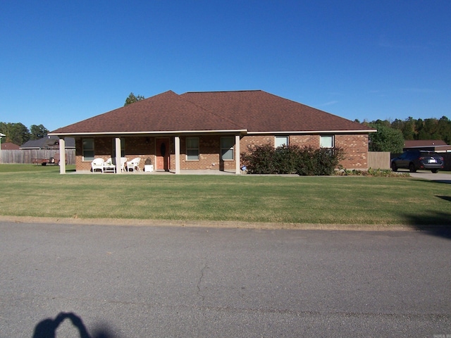 view of front of house featuring a front lawn