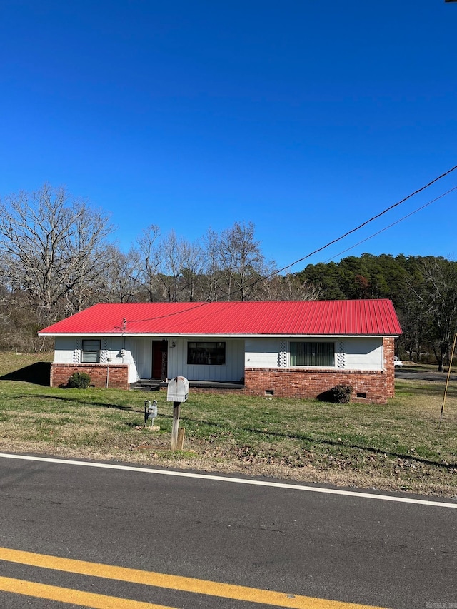 single story home with a front lawn