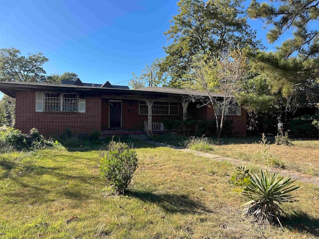 single story home featuring a front yard