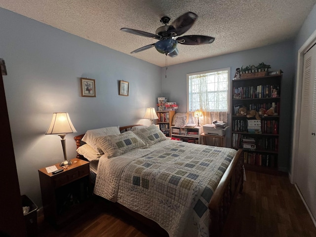 bedroom featuring a closet, ceiling fan, a textured ceiling, and dark hardwood / wood-style floors