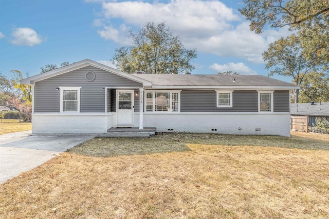 ranch-style house featuring a front lawn