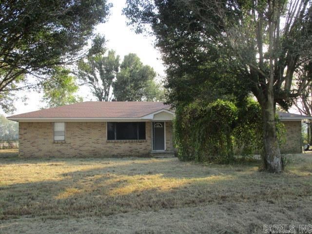 view of front of house featuring a front lawn