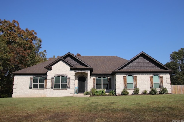 view of front of house featuring a front lawn