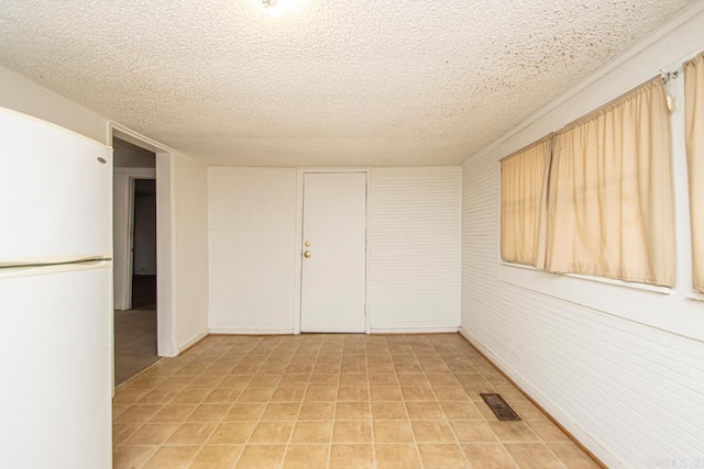 spare room featuring a textured ceiling