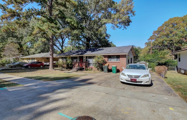 view of front of property featuring a front yard