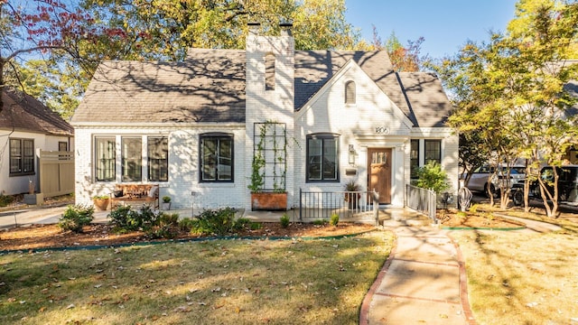 view of front of house with a front lawn