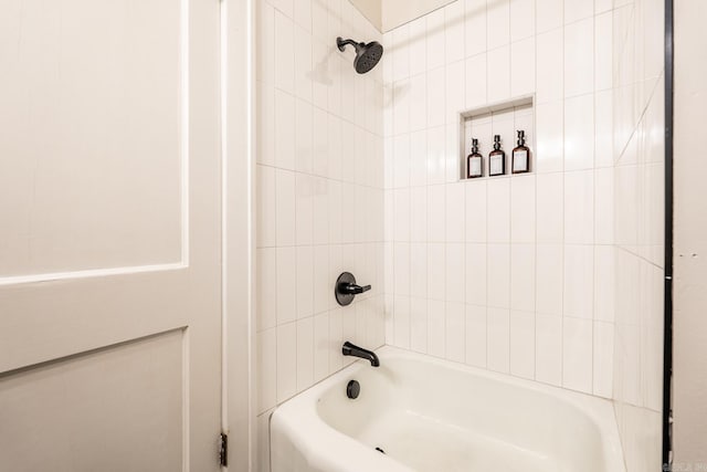 bathroom with tiled shower / bath combo