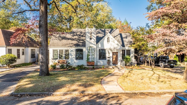 view of front facade with a front yard