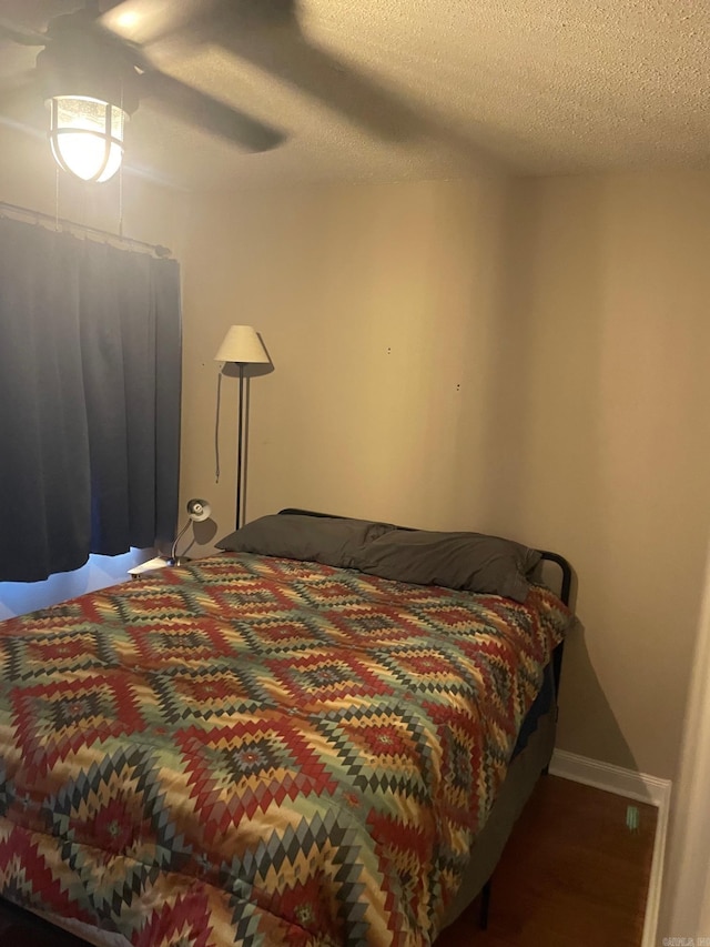 bedroom featuring ceiling fan and a textured ceiling