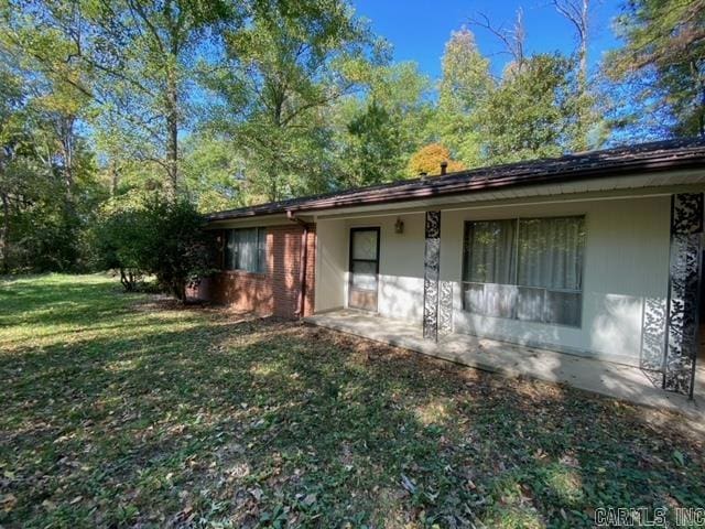 view of front of property featuring a front lawn