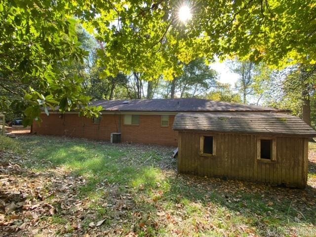 view of side of property with an outdoor structure